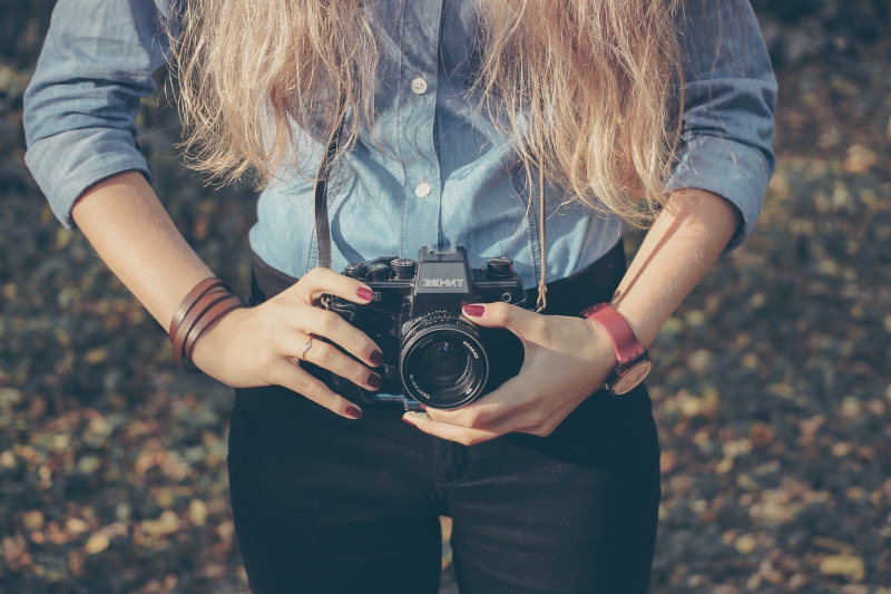 photographe-ST CYR SUR MER-min_hand-person-girl-woman-camera-photography-614-pxhere.com